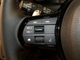 【ステアリングリモコン】ステアリングにオーディオ調節可能なスイッチが装備されていますので運転中でも視線をそらさずにオーディオの調節が可能です!