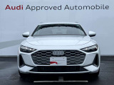 シングルフレームグリルはAudiの象徴的なデザイン要素であり、一目でAudiとわかるスタイル、大きくて迫力のある形状が車のスポーティな印象を強調しており、魅力的なデザインとなっています。