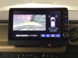 バックギアに入れますとご覧のような画像に自動的に切り替わります。車庫入れ時に役立ちます。