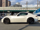 純正アルミで全体的にデザインがまとまっています。車も人も、オシャレはまずは足元からですね。