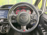 インテリアに合わせたデザインのステアリングは、運転される方のことも考え、運転しやすい形状、大きさです。是非一度、実際に触ってお確かめください。