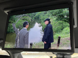 後部座席の乗員も楽しめるモニターを搭載。長距離ドライブの移動時間を快適に過ごせます。