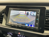 リバースギアに入れるだけで後方の表示へ切り替わります。夜間や雨の日の駐車も楽になりますよ。