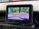 【バックカメラ】駐車時に後方がリアルタイム映像で確認できます。大型商業施設や立体駐車場での駐車時や、夜間のバック時に大活躍!運転スキルに関わらず、今や必須となった装備のひとつです!