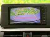 車両後方の状況をわかりやすく表示。駐車時の安全性を高めるカメラ映像で、狭い場所でもスムーズに駐車できますね。