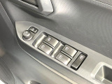 【電動格納ミラー】サイドミラーは電動格納式となっており、狭い駐車場でもキズがつくリスクを抑えられます。