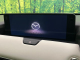 【12.3インチマツダコネクト】車内の雰囲気にマッチした大型ディスプレイ。スマホ接続でのナビ使用やBluetooth再生等、様々な機能が楽しめます。直感的なダイヤル操作が可能で、使い勝手も良好です。