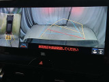 駐車が苦手な方でも安心のバックガイドモニター搭載。 後方の映像をクリアに表示し、ガイドラインで車庫入れや縦列駐車をしっかりサポート。毎日の運転がぐっとラクになります。