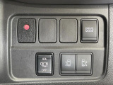 【ハンズフリー機能付き両側パワースライドドア】スライドドアの下に足先を入れてすぐ引くと、自動的にスライドドアが開閉します!荷物で両手がふさがった状態でも、ドアの開閉ができてとっても便利!
