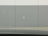 運転視界の遠方上方に虚像を投影することで前を見ながら情報の視認ができます。本当にドライバーが必要な情報を適切に伝え、楽しんで頂くことを考えた新世代装備です。※虚像は2.6m前方に浮かぶイメージです。