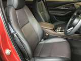 マツダ車のシートは人間工学に基づき設計されています。ハンドルを握る体勢が自然なポジションになるようにシートの作り込みをおこなっていますので、ロングドライブでも疲れにくいです!