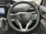 握りやすいステアリングは、運転操作をスムーズにします。オーディオや通話などの操作もステアリングから手軽に行えます。