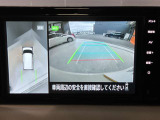 前後左右4つのカメラで、上から見たような映像をお届け、駐車時も安心、アラウンドビューモニター付(肉眼では確認し辛い左前の映像に切り替えることも可能です)。