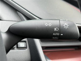 【オートライト(AUTO)】外の明るさをシステムが感知して、自動でヘッドライトが点灯します。ヘッドライトをつけ忘れを防ぐ便利機能です。