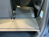 2段でも積める便利な荷室。備え付けのボードを使えば上下で積みわけができて便利です。