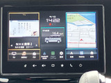 高精細なディスプレイが、運転中の情報提供やエンターテインメントをサポートします。様々な機能が直感的に操作でき、快適なドライブを演出します。