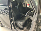 運転席、助手席です。座面も広くゆったりと座れてアームレストも付いているので重宝します。