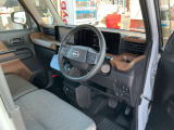 快適に運転できるドライブポジション!運転席シートリフターとシートスライドで、無理のない運転姿勢がとれます。