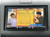 停車中にテレビや動画を楽しめるTV画面。長距離移動も退屈させません。後部座席のエンターテイメントに最適です。