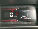 視認性の高いメーターが、運転に必要な情報を的確に伝えます。運転に集中できる、シンプルで機能的なデザインです。