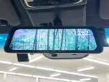 【デジタルインナーミラー】後席の大きな荷物や同乗者で後方が確認しづらい時でも安心!カメラが撮影した車両後方の映像をルームミラー内に表示。クリアな視界で状況の確認が可能です!