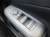全席パワーウィンドウとなっています。運転席はオートになっているのでワンタッチ開閉することが出来ます。