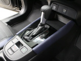 【電子パーキングブレーキ】電子制御のパーキングブレーキと、信号待ちや渋滞に便利なオートブレーキホールドを装備しております。ブレーキペダルから足を離しても自動的に停車状態を保持してくれる便利な機能です