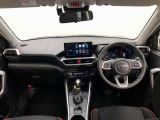 シンプルながら機能性あふれる運転席廻りです。視界性もよく、運転しやすいですよ。