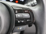◆アダプティブクルーズコントロール◆予め設定した車速内でクルマが自動的に加減速。前走車との適切な車間距離を維持しながら追従走行します。【LKAS】車線維持支援システムでステアリング操作を支援。