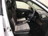 高いホールド性で運転姿勢が安定します。長距離ドライブでも疲れにくいのが魅力です。快適なドライビングライフをお送りください♪