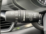 雨天時でもクリアな視界を確保できるワイパーレバー。操作も簡単で、運転に集中できます。雨の日でも安全運転をサポートします。