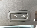 【パワーバックドア】スマートキーや運転席のボタンを押すだけでリアゲートが自動で開閉します!荷物を持っている時や、高い位置にあるバックドアを閉める際に便利な機能です。