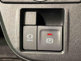 指先だけで簡単に操作が可能な電動パーキングブレーキを採用。「HOLD」スイッチを押すと、渋滞や信号待ちなどでブレーキペダルから足を離しても、ブレーキを保持するので安心です