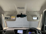 両席のサンバイザーにはバニティーミラーも付いています。身だしなみチェックには欠かせません。