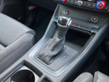 軽く操作するだけで、Audiの精密なメカニズムとドライバーの意思がシンクロし、洗練された走りの始まりを予感させるエレガントなインターフェースです。