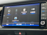 多様なメディアに対応し、お好みの音楽やラジオを楽しめます。USBやBluetooth接続で、スマートフォンとの連携も簡単。快適なドライブに最適な環境です。