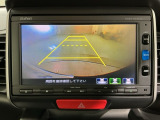 リバースギアに入れるだけで後方の表示へ切り替わります。夜間や雨の日の駐車も楽になりますよ。