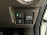 ハンドルの右側にはヘットライトリベライザーとHondaセンシング用のメインスイッチがついています。ヘッドライトリベライザーは道路状況や積荷の加重に応じてライトの高さを調節できます。