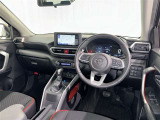 運転席まわりです。 各操作スイッチは使いやすい位置に配置されてます。