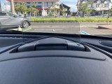 こちらはヘッドアップディスプレイです。視線の前方に現在のスピード等の色々な情報を投影してくれるので目線を大きく移動しなくてもいいという利点があります。とても安全に配慮しておりますね!