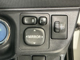 狭い駐車場で便利な電動格納ドアミラーが付いています。