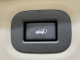 【パワーバックドア】スマートキーや運転席のボタンを押すだけでリアゲートが自動で開閉します!荷物を持っている時や、高い位置にあるバックドアを閉める際に便利な機能です♪