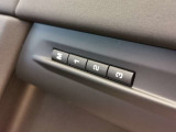 【メモリー機能】最大3名様まで、シートポジションを記憶していただきます。自分のポジションを素早く戻せるのはとても助かる機能ですね。