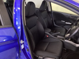 広い足元にゆったり座れるシートには肘掛けも装備しており長距離の運転でも疲れにくくなってます。女性でも運転がしやすいように、シートの高さ調整機能(シートリフター)がついています。