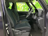 座り心地の良いシートが、ドライバーを優しく包み込みます。運転しやすいポジションで、長距離運転も疲れにくいでしょう。快適な運転環境です。