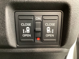 左右両側パワースライドドアが付いています。ワンタッチで簡単にお子様でも、お年寄りの方でも、開閉できますからとても便利です。キーレスや車内スイッチでも自動でドアの開閉ができます。