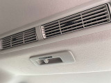 リアシーリングファンも付いておりますので、車内の空気の循環にも役立ちます。