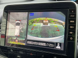 上から見下ろしているような視点で周囲が確認できるアラウンドビューモニターです。上から見下らしているような映像によって縦列駐車もラクラク、駐車が苦手な人の強い味方です!