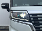 【LEDヘッドライト】悪天候や夜間走行時も良好な視界を確保し安心して運転できる高輝度LEDヘッドライトを装備!点灯速度が早く、消費電力も抑えられています。