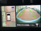 アラウンドビューモニターまるで車を真上から映したような映像で、前後左右の感覚が分かります♪車庫入れや駐車時に大活躍の機能です。